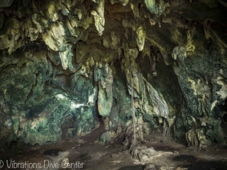 La caverne aux chauves-souris. Ngriton Cave, Carabao. Informations et activités sur Carabao, Philippines.