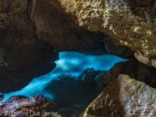 Jacuzzi de la grotte Cathedral Cave, île de Carabao, Romblon
