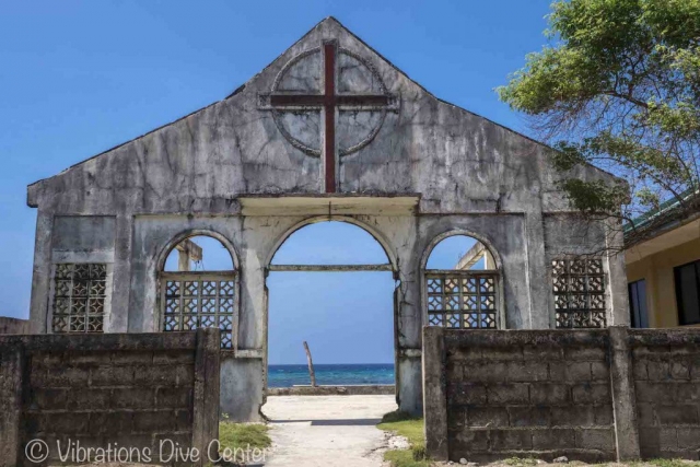 Facade of a church on the beach of Carabao Island. Informations activities and things to do on Carabao.