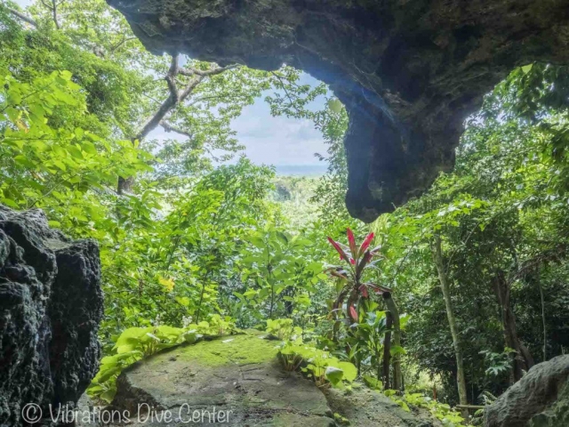Ngriton Cave, Carabao Island. Informations activities and things to do on Carabao.