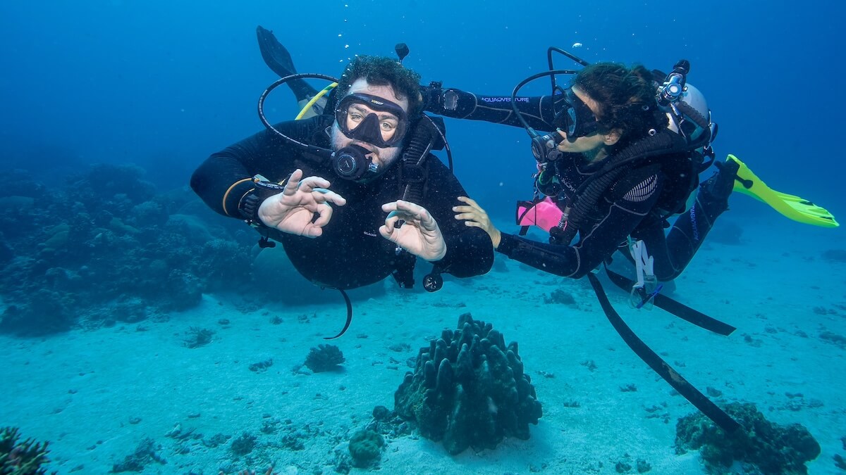 Instructeur PADI en baptême à Siquijor avec un plongeur.
