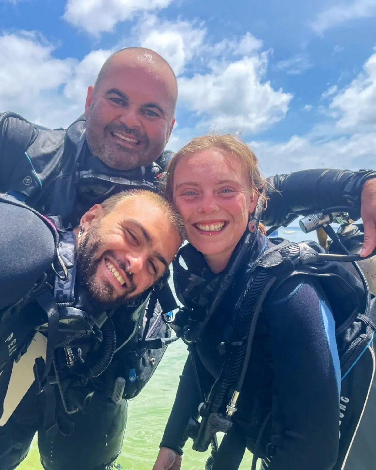 Buceadores principiantes celebrando su primer bautismo de buceo en Siquijor.