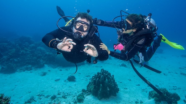 discover-scuba-diving-siquijor Female instructor and a diver during a try dive in Maite, Siquijor.