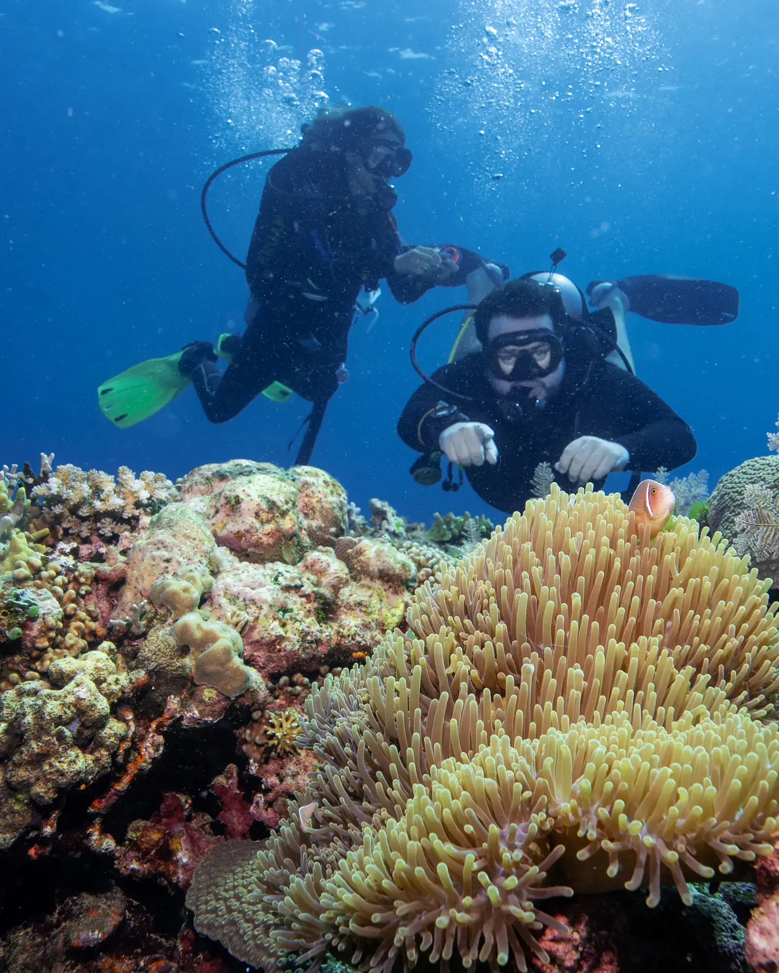 Buceador principiante con un instructor en Siquijor.
