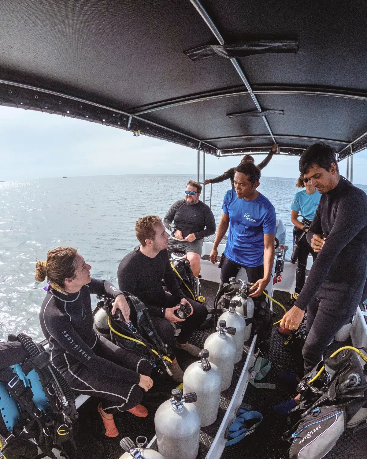 Candidat Divemaster présentant un briefing de plongée à bord du bateau à Siquijor.