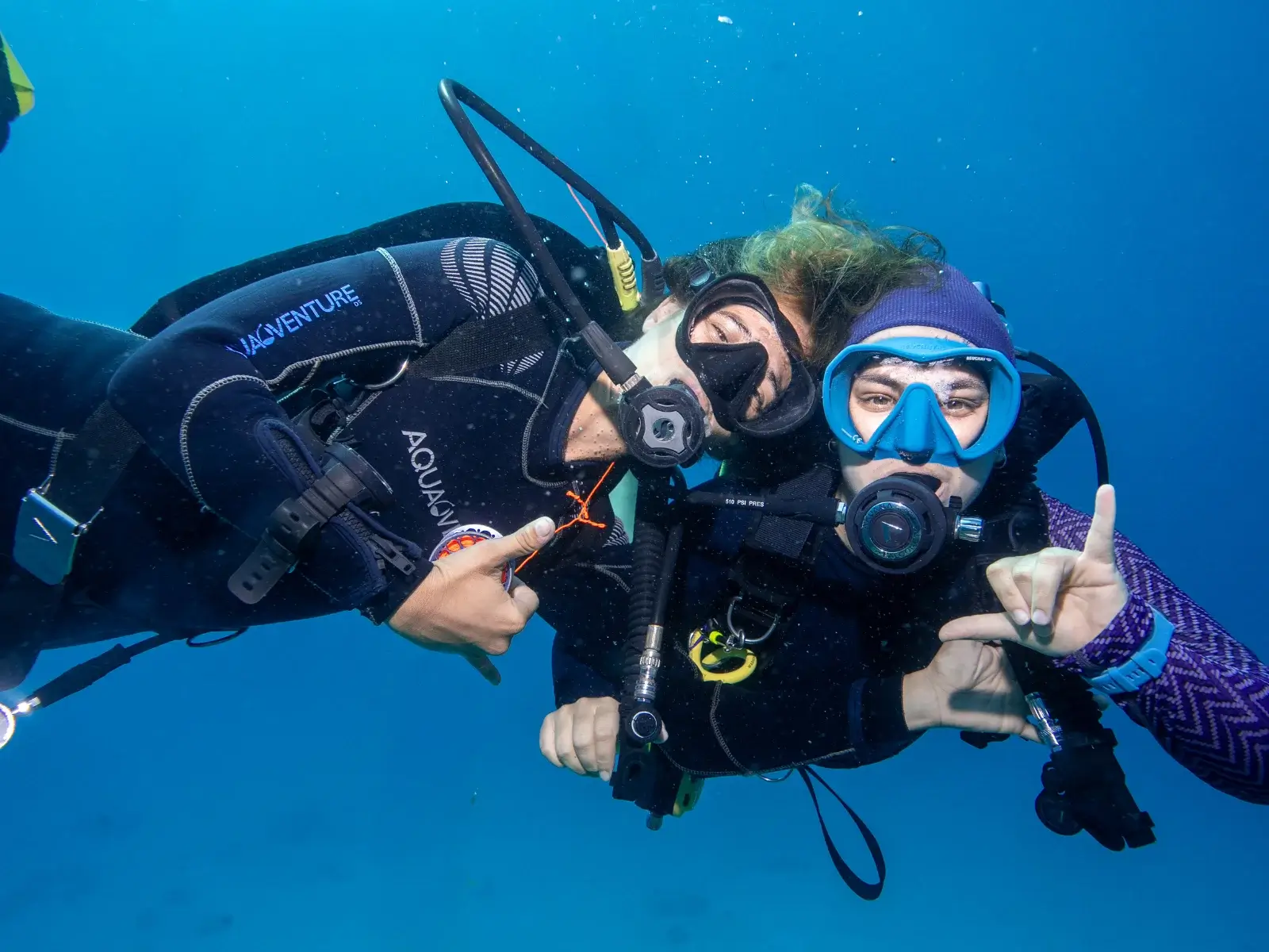 Plongeurs sur un récif à Siquijor Des plongeurs explorent un récif dans les eaux limpides de Siquijor.