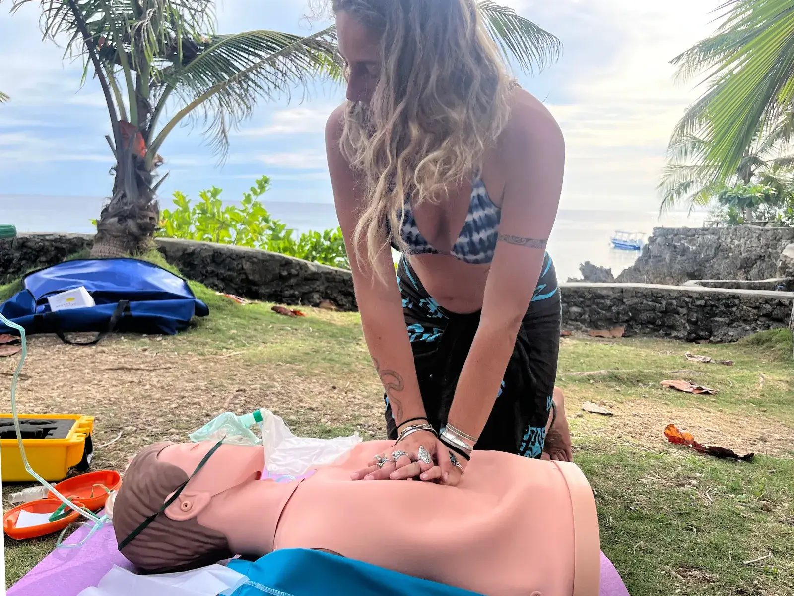 Participante practicando RCP con un maniquí durante un curso Emergency First Response en Siquijor.