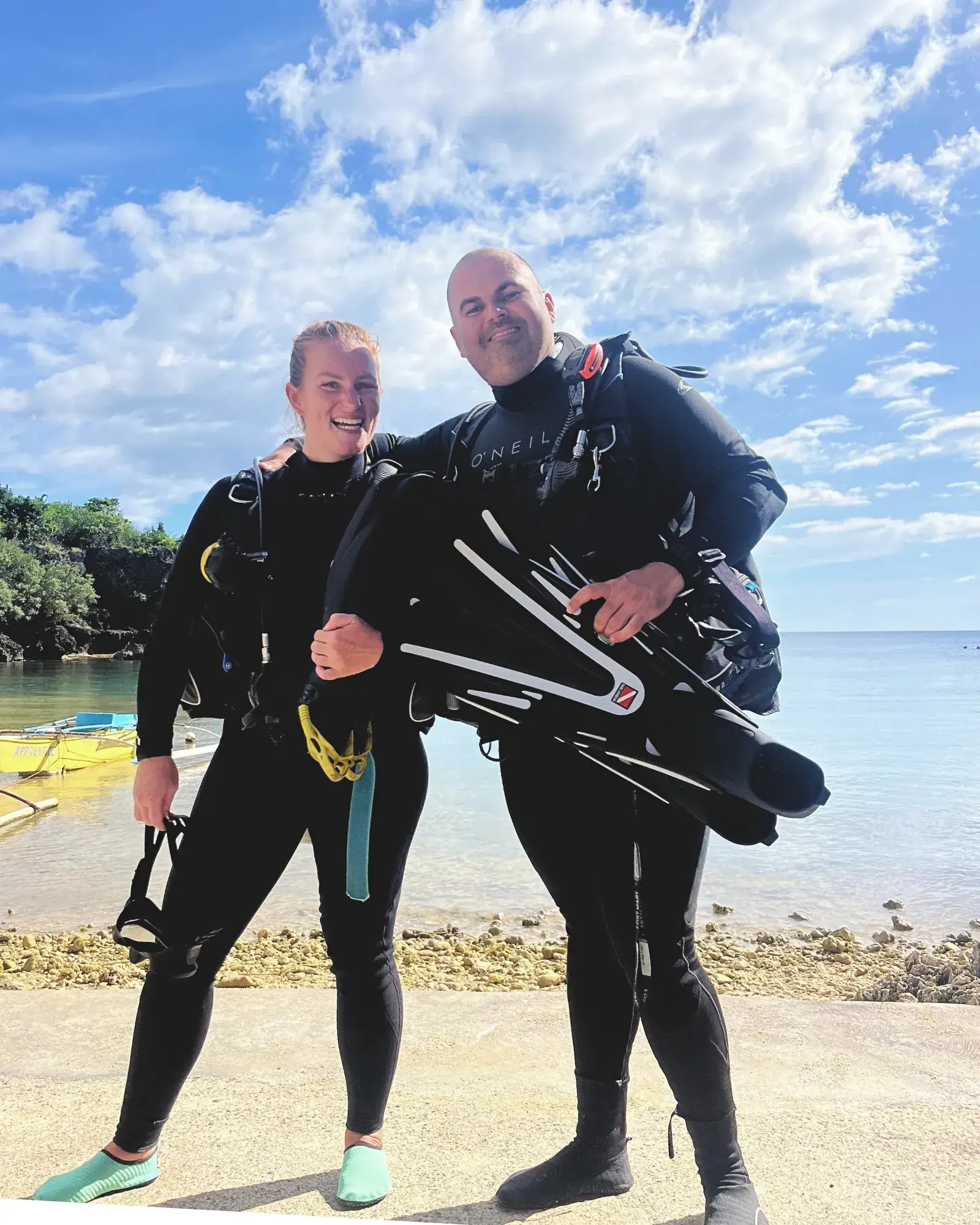 Buceadora principiante con su instructor en Siquijor, Filipinas.