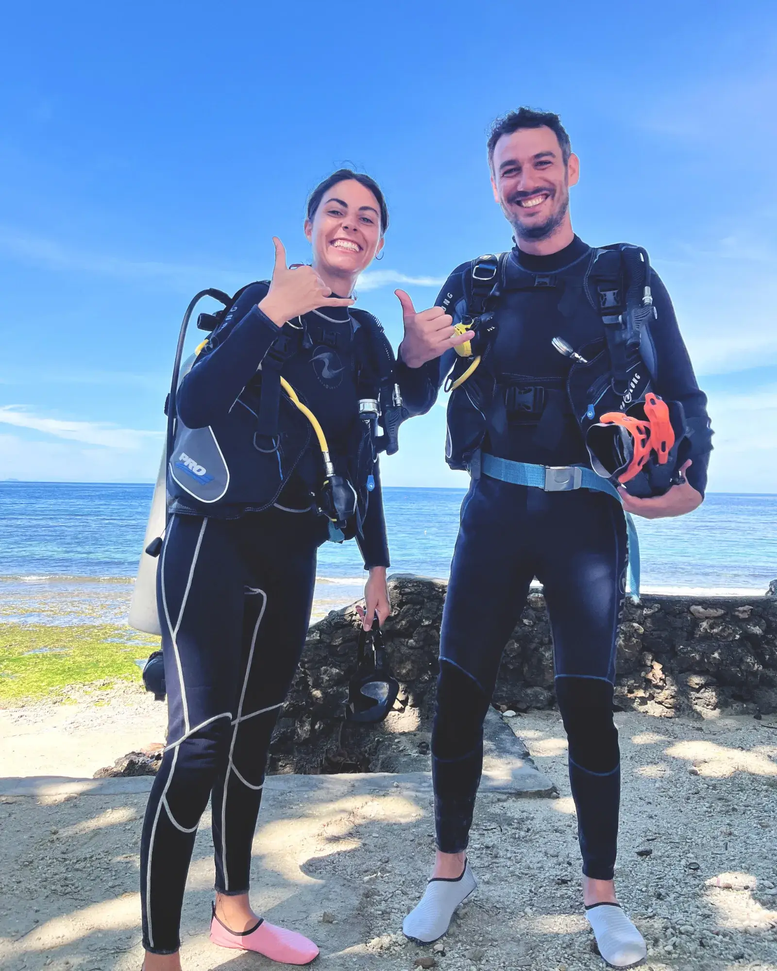 Buceadores felices después de su bautismo de buceo en Siquijor.