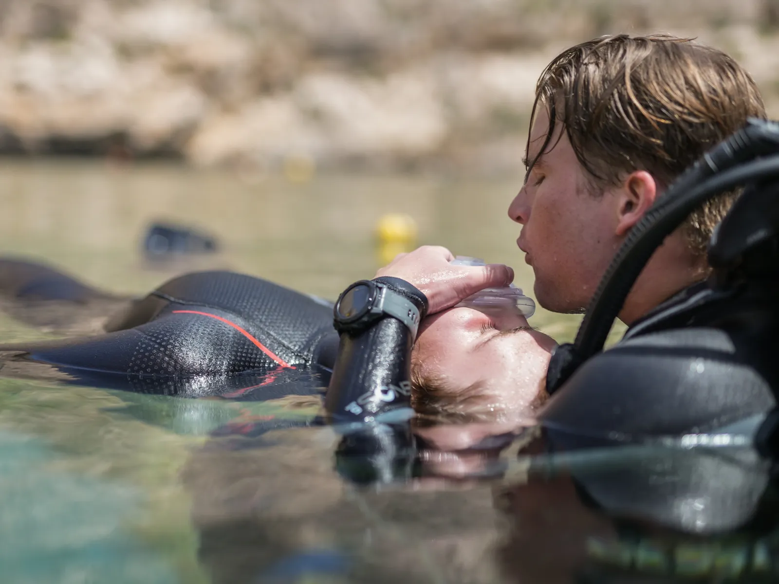 Élève Rescue Diver pratiquant un remorquage et des insufflations de sauvetage en surface à Siquijor.
