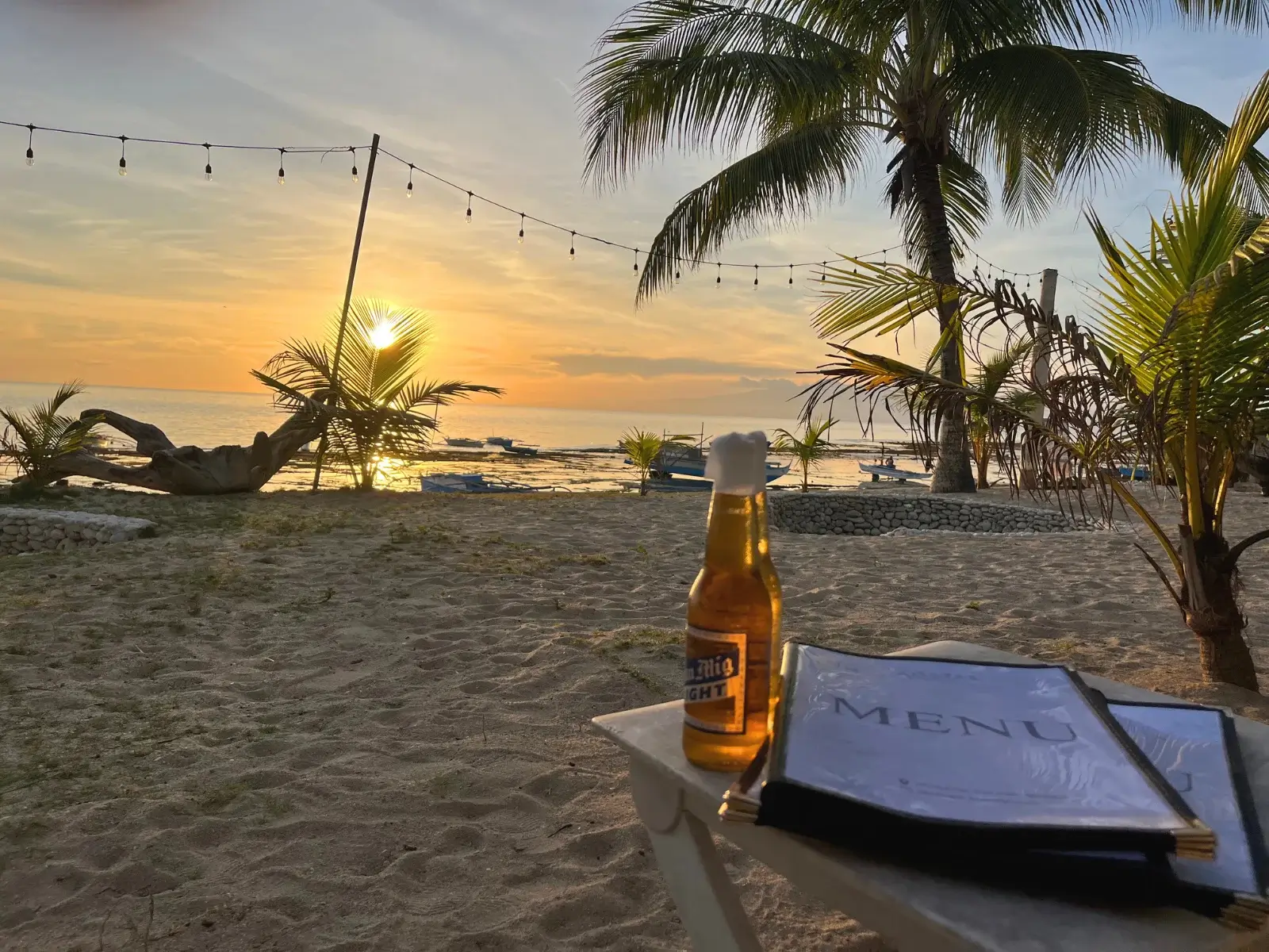 Ambiente al atardecer en un bar de playa de San Juan, Siquijor.