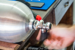 Insertion of scuba cylinder valve Insertion of scuba cylinder valve