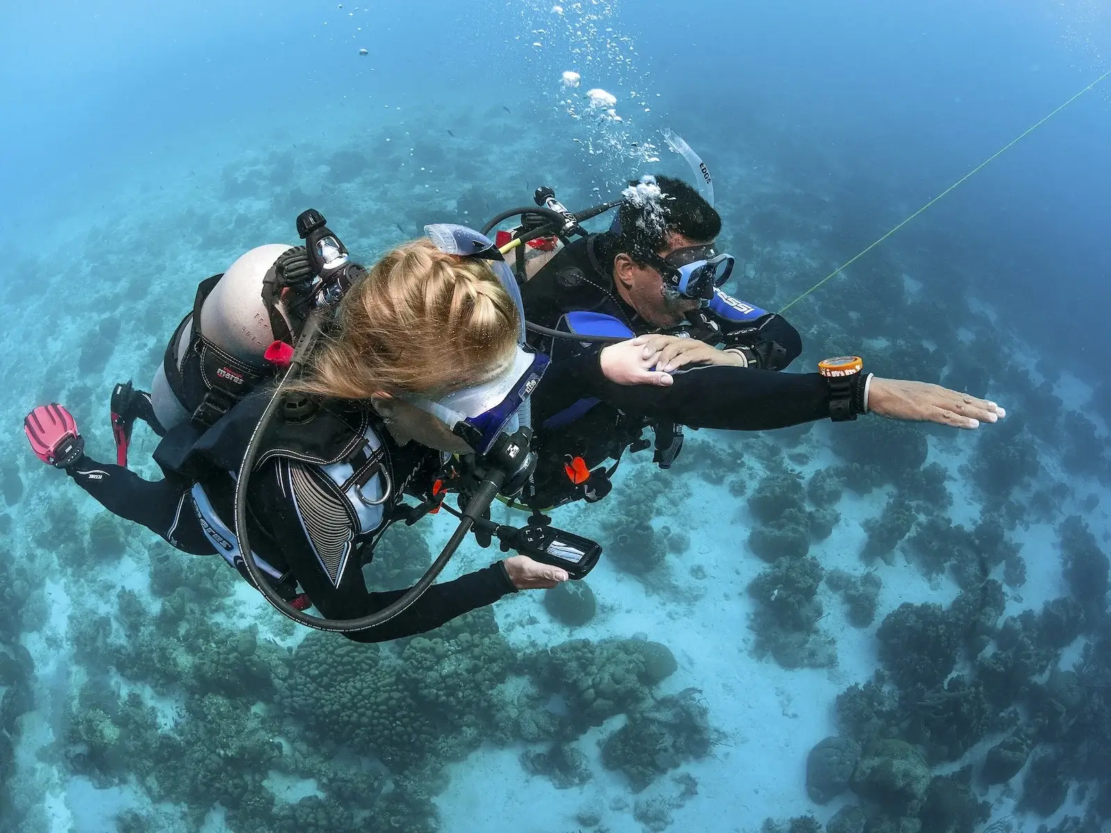 Ejercicio de navegación subacuática con brújula en Siquijor.
